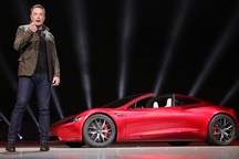 Ông chủ “chơi sang”, Tesla thua lỗ triền miên