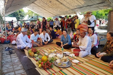 Dòng người nô nức đổ về Nha Trang dự lễ hội tháp bà Ponagar