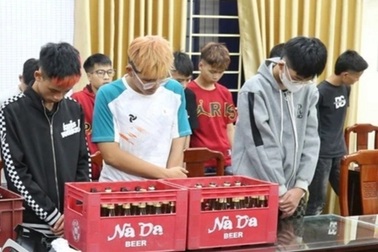 27 thanh, thiếu niên Ninh Bình mang hung khí rượt đuổi nhau trên đường