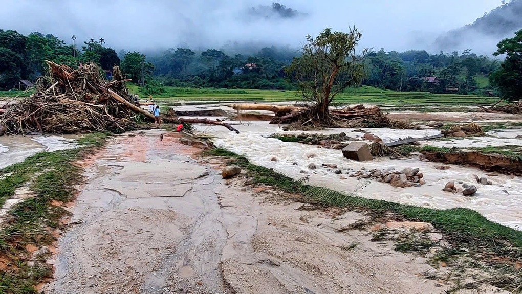 Lũ quét bất ngờ trong đêm khiến bản biên giới Nghệ An tan hoang - 1 Lũ quét bất ngờ trong đêm khiến bản biên giới Nghệ An tan hoang - 1