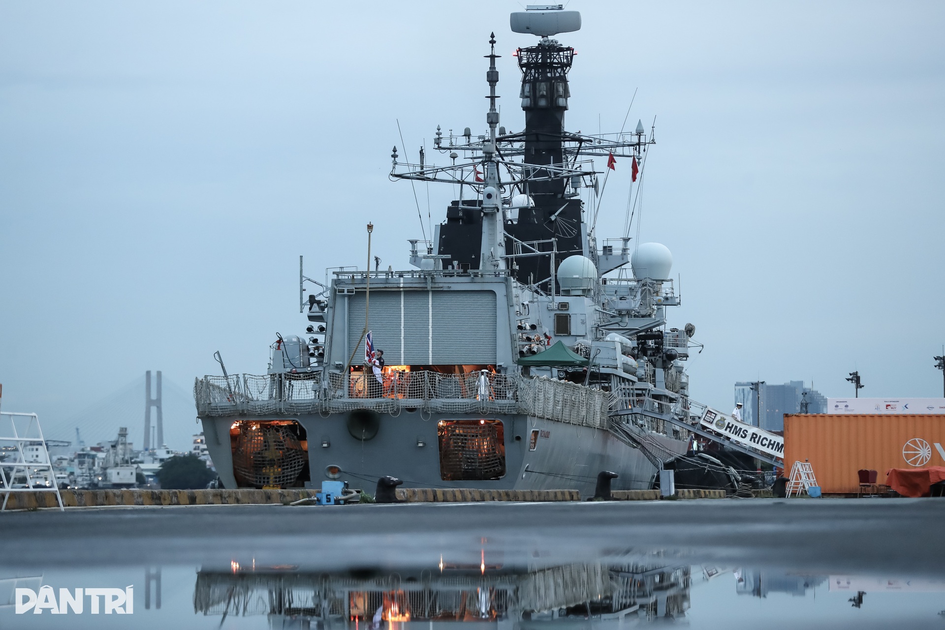 Dàn vũ khí tối tân của tàu Hải quân Hoàng gia Anh vừa cập bến Nhà Rồng - 14