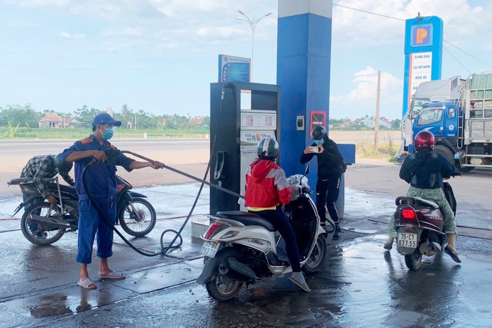 Hài hước cây gậy bơm xăng thời Covid-19 - 1 Hài hước cây gậy bơm xăng thời Covid-19 - 1