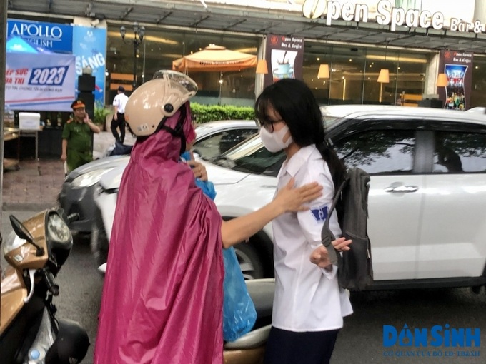 Phụ huynh động viên con thi tốt.