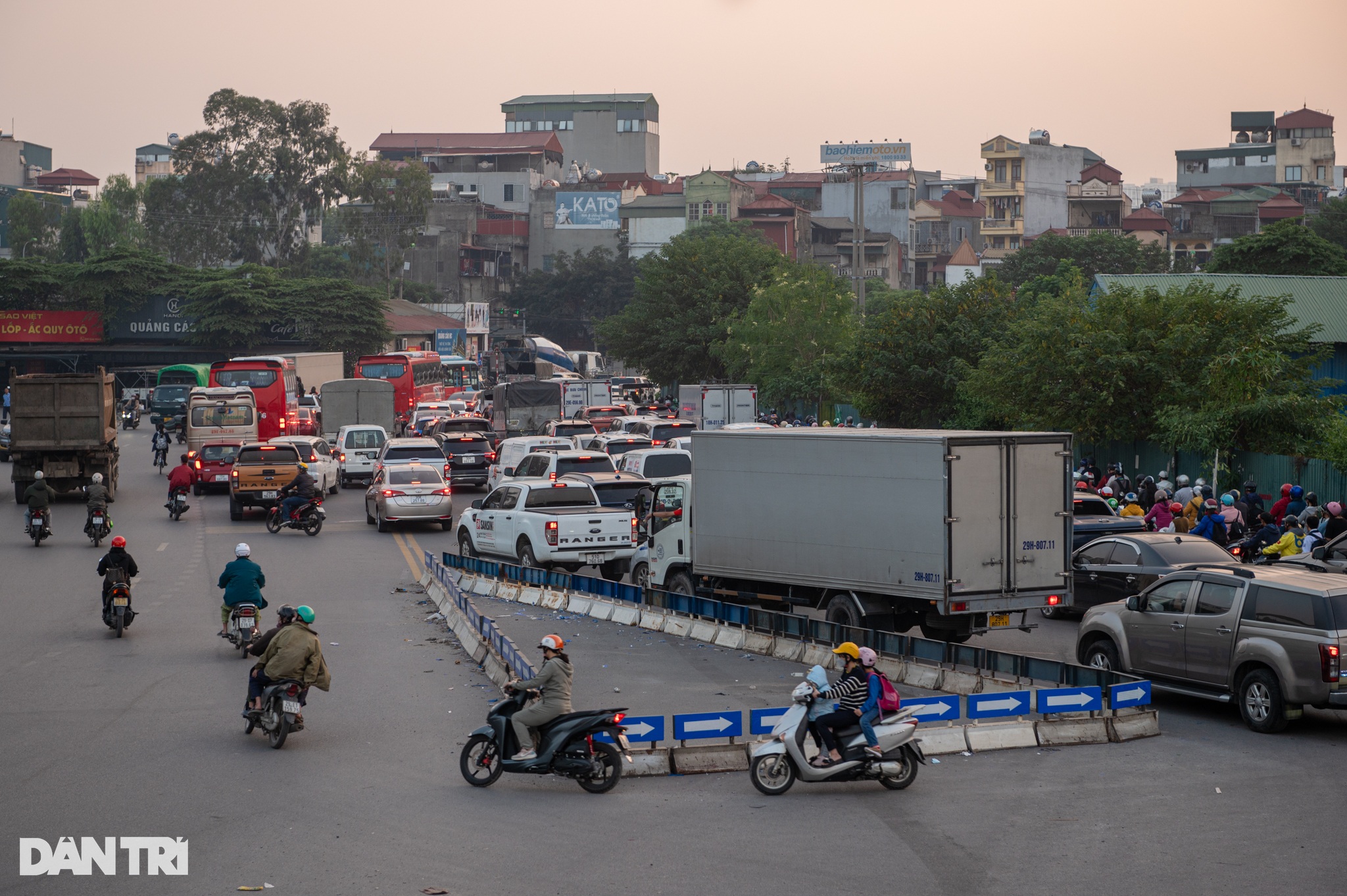 Hà Nội: Cầu vượt trên đại lộ nghìn tỷ chậm tiến độ, gây ùn tắc triền miên - 10