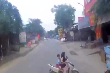 Người phụ nữ chở con nhỏ cắt đầu xe container hết sức nguy hiểm