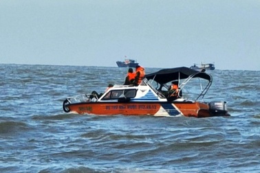 Tìm kiếm người đàn ông bị sóng cuốn ra biển khi đi cào ngao sau bão