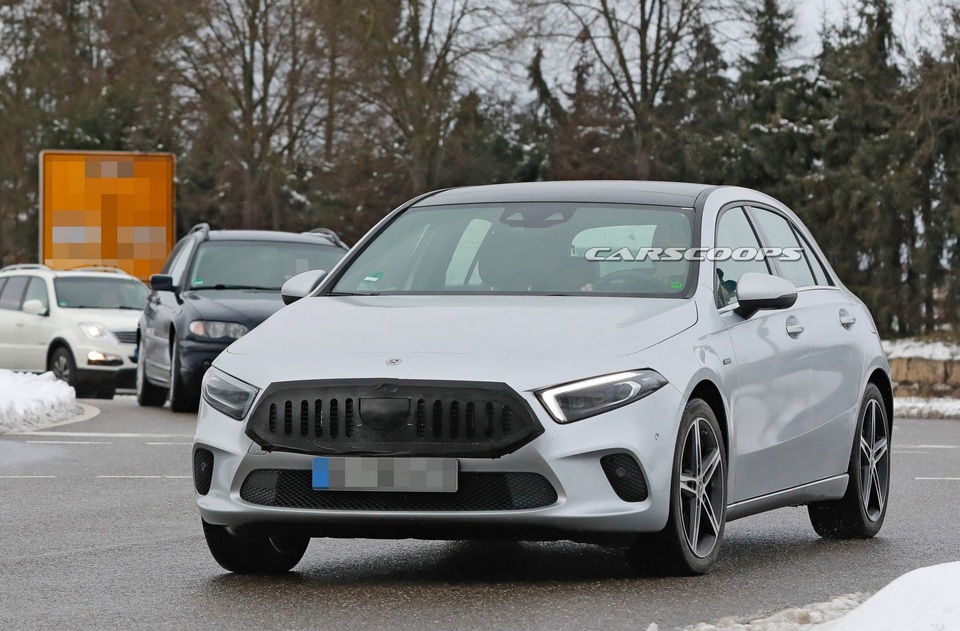 Mercedes A-Class xuất hiện trên đường thử với lưới tản nhiệt khác lạ - 3 Mercedes A-Class xuất hiện trên đường thử với lưới tản nhiệt khác lạ - 3