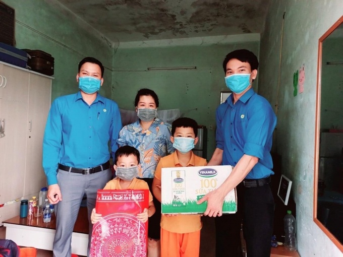 Công đoàn các Khu kinh tế tỉnh tặng quà cho trẻ em tại các Khu nhà ở “3 tại chỗ” của doanh nghiệp trong dịp Tết Trung thu năm 2021.