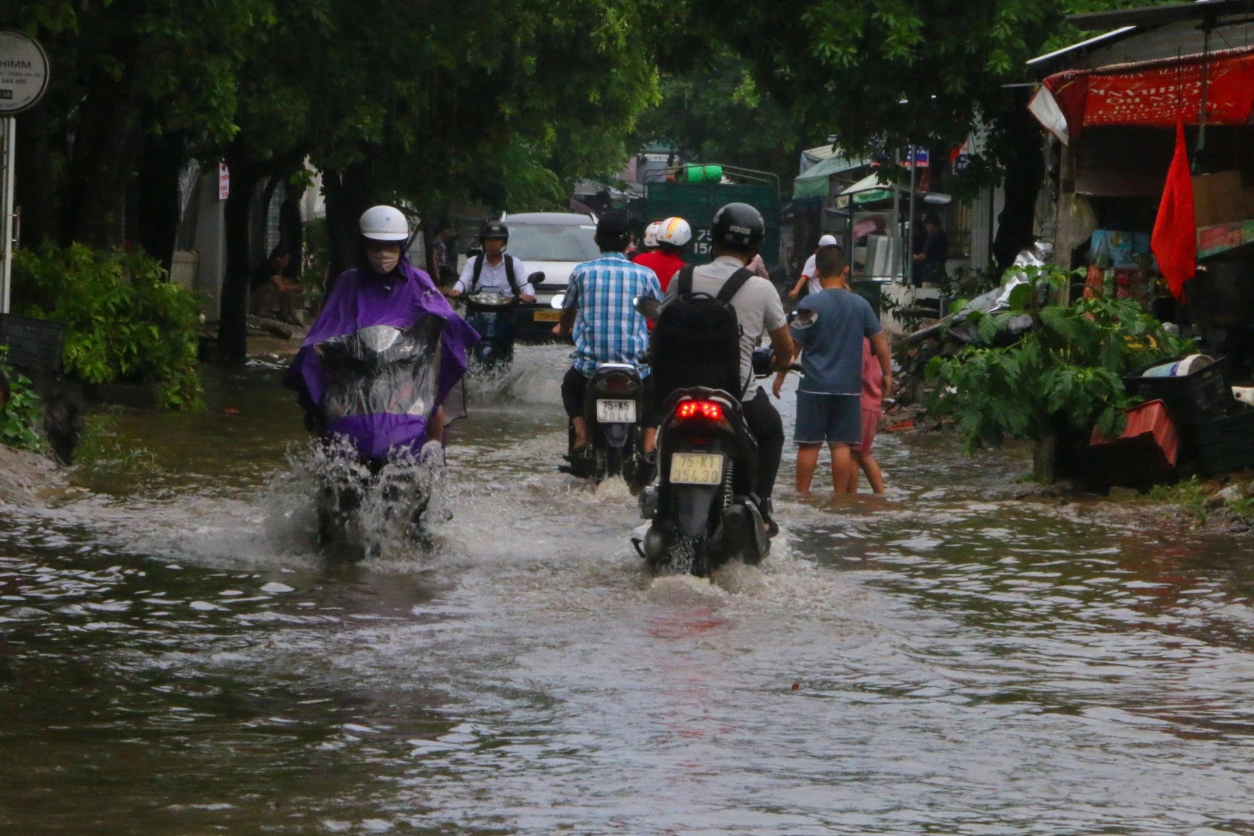Nhiều nơi đang mưa lớn, các tỉnh thành miền Trung ứng phó bão Wutip - 2
