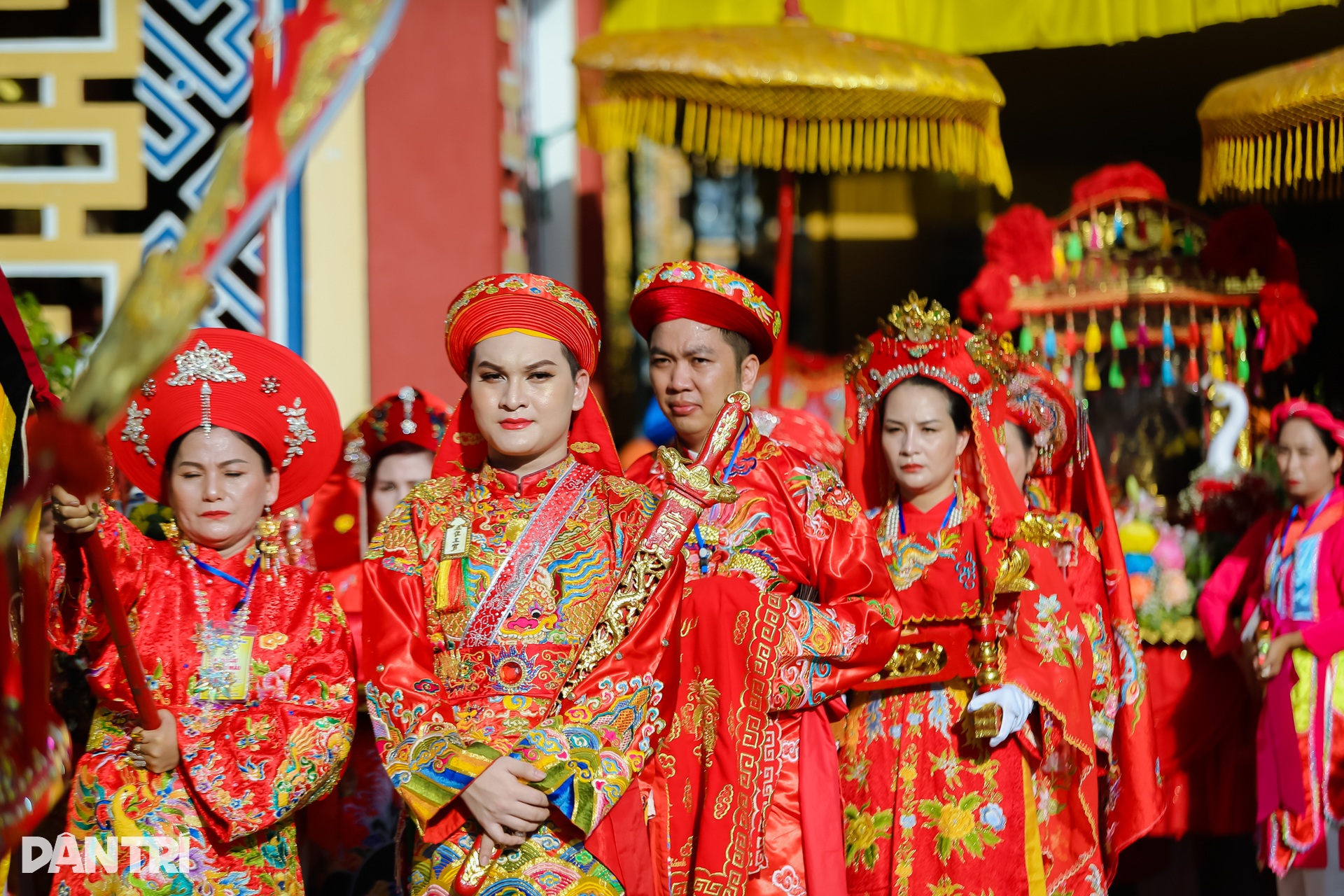 Sông Hương rực rỡ sắc màu với lễ hội điện Huệ Nam - 5 Sông Hương rực rỡ sắc màu với lễ hội điện Huệ Nam - 5