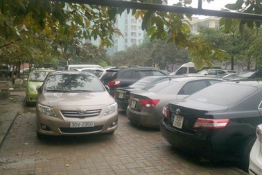 Hà Nội: Người dân bức xúc vì bãi xe quá tải bịt lối đi