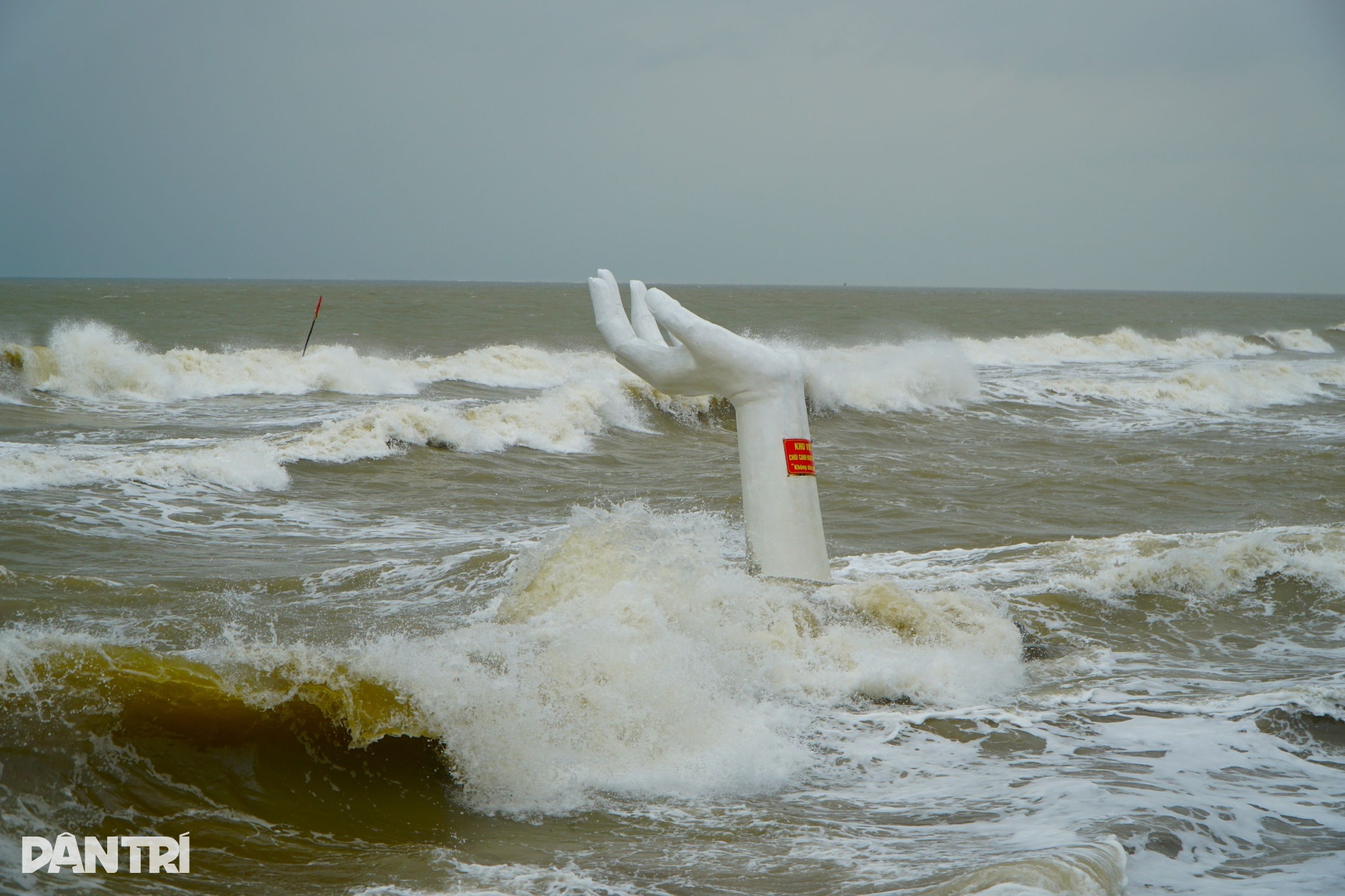 Người dân đứng xem sóng biển cao 2-3m trước giờ bão Bualoi đổ bộ - 6