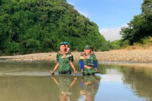 Chiến sĩ biên phòng lội suối vào bản, cõng học sinh đi khai giảng