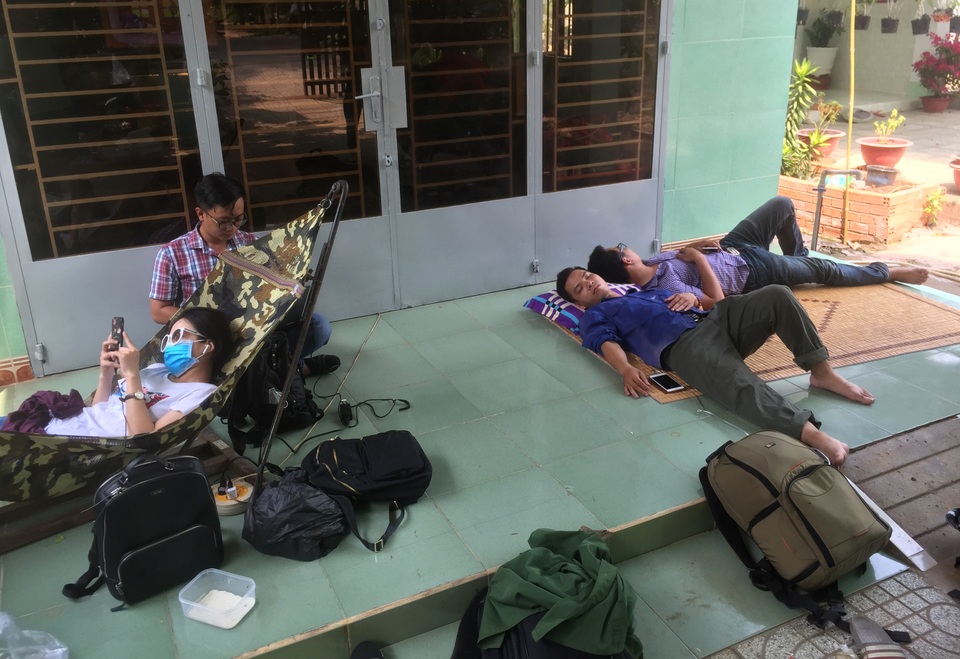 Vụ xả súng bắn chết 4 người: Người dân mặc áo chống đạn hỗ trợ cảnh sát truy tìm nghi phạm - 10 Vụ xả súng bắn chết 4 người: Người dân mặc áo chống đạn hỗ trợ cảnh sát truy tìm nghi phạm - 10