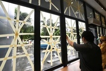 Bão số 3 đổ bộ: Dán băng dính lên cửa kính có thực sự hiệu quả?