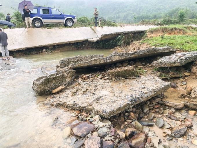 Cùng với huyện A Lưới, các đơn vị quản lý các tuyến Quốc lộ, đường Hồ Chí Minh, Tỉnh lộ cũng đang khẩn trương rà soát, đánh giá mức độ thiệt hại để khắc phục, sửa chữa, bào đảm cho giao thông thông suốt tại huyện miền núi này.