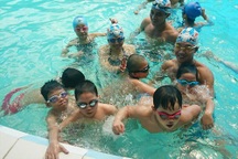 Nở rộ trào lưu cho con học bơi
