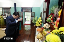 Chủ tịch nước Lương Cường dâng hương tưởng niệm Bác Hồ tại Phủ Chủ tịch