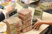 Hạ lãi suất, ngân hàng kêu “tụt huyết áp”