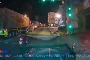 Nam sinh sang đường không quan sát, suýt mất mạng dưới bánh container
