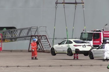 Hình ảnh xe ô tô được giải cứu từ tàu Fremantle Highway bị cháy