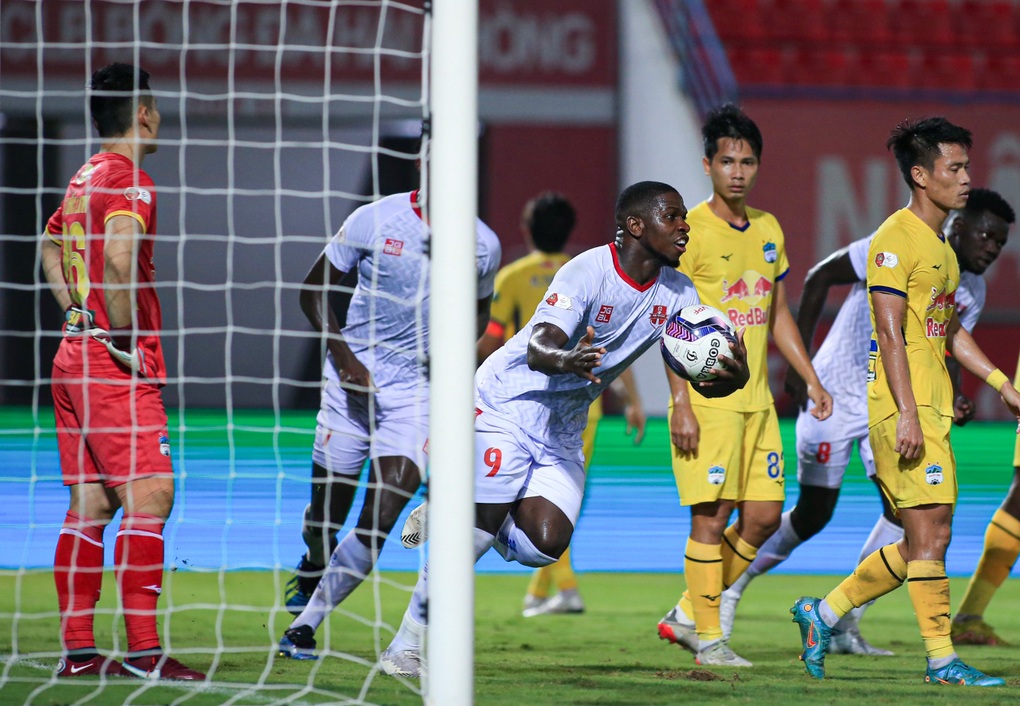 HLV Kiatisuk: HA Gia Lai chỉ còn mục tiêu top 3 V-League - 1 HLV Kiatisuk: HA Gia Lai chỉ còn mục tiêu top 3 V-League - 1