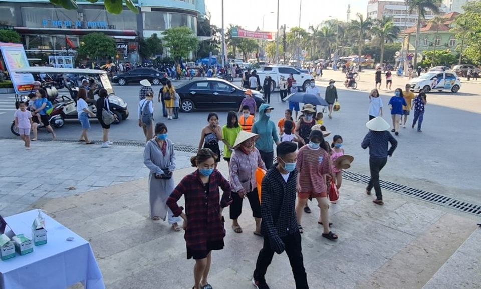 Sầm Sơn đảo chiều: Du khách ùn ùn đổ về, bãi biển ken đặc người - 1 Sầm Sơn đảo chiều: Du khách ùn ùn đổ về, bãi biển ken đặc người - 1