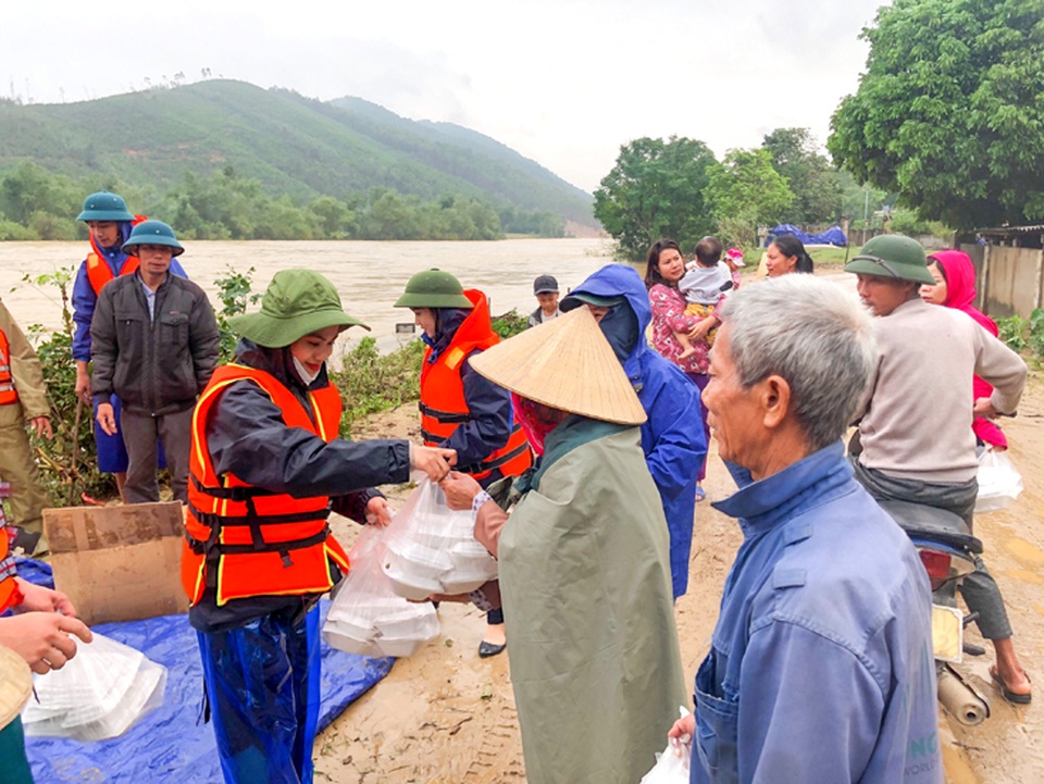 Hàng trăm đoàn thiện nguyện hướng về Quảng Bình, cứu trợ người dân vùng lũ - 10 Hàng trăm đoàn thiện nguyện hướng về Quảng Bình, cứu trợ người dân vùng lũ - 10