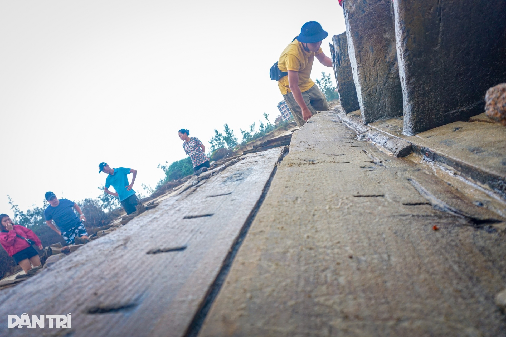 Hình hài tàu cổ phát lộ trở lại ở Hội An sau nhiều tháng mất dấu - 9