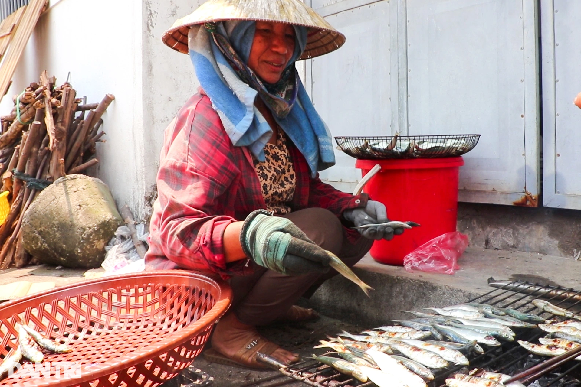 Phụ nữ làng biển mướt mồ hồi nướng cá bên bếp lửa giữa trưa 39 độ C - 10