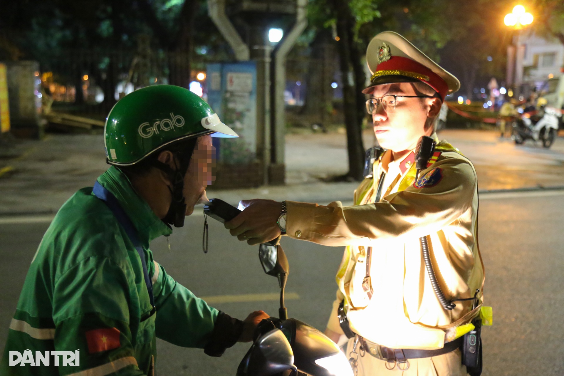 CSGT kiểm tra cồn hàng trăm tài xế taxi, xe ôm, không phát hiện vi phạm - 4