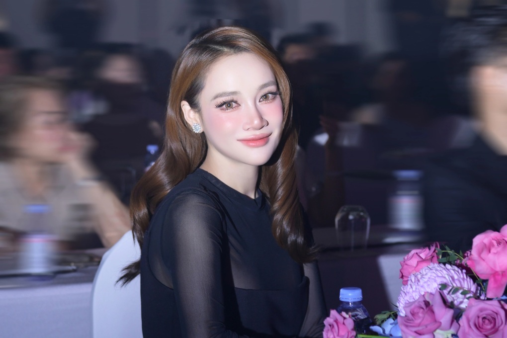 Nhã Phương được khen nhan sắc thăng hạng khi mang bầu lần 3 ở tuổi 35 - 3 Nhã Phương được khen nhan sắc thăng hạng khi mang bầu lần 3 ở tuổi 35 - 3