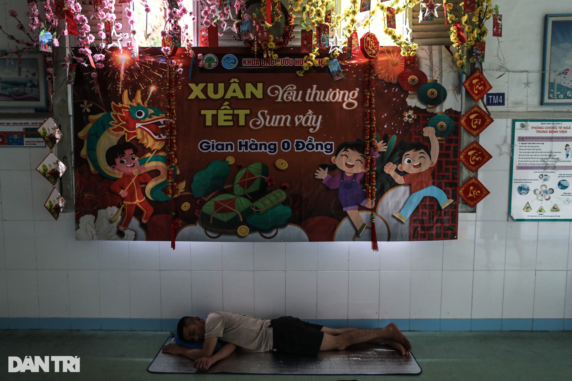 Phụ huynh chuẩn bị mì tôm, cháo gói ăn Tết cùng con trong bệnh viện - 15 Phụ huynh chuẩn bị mì tôm, cháo gói ăn Tết cùng con trong bệnh viện - 15