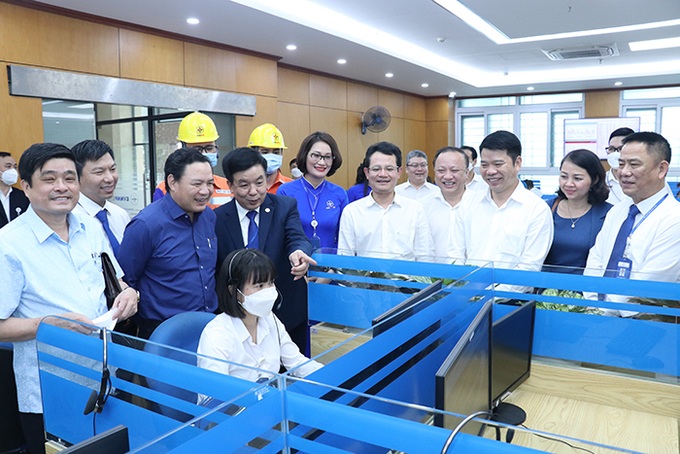 Thứ trưởng Lê Văn Thanh thăm Tổng đài chăm sóc khách hàng
