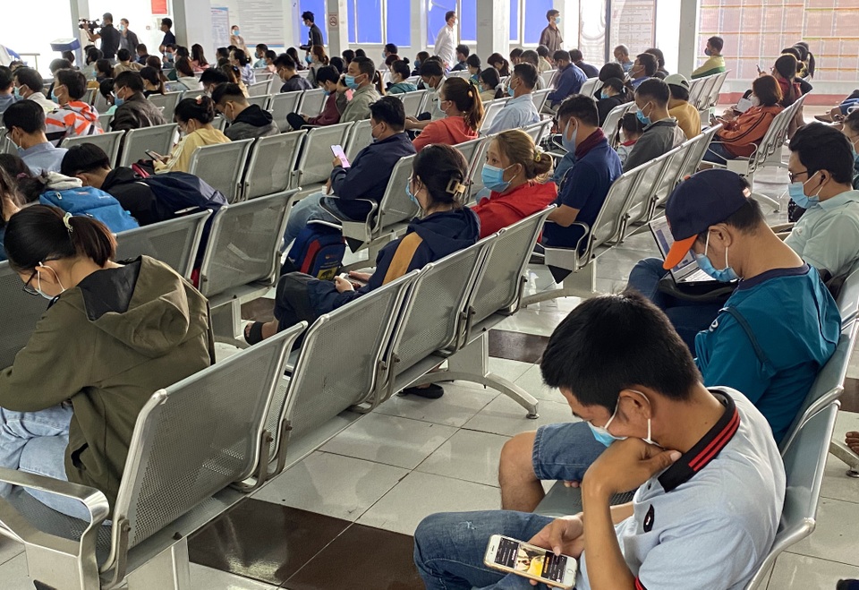 Người dân ồ ạt trả vé tàu Tết vì sợ dịch - 2 Người dân ồ ạt trả vé tàu Tết vì sợ dịch - 2