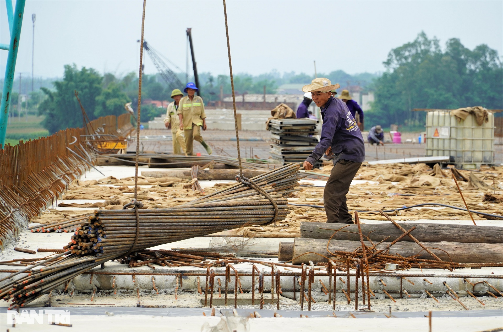 Hình hài cây cầu 1.200 tỷ đồng vượt sông dài nhất tuyến cao tốc Bắc - Nam - 9 Hình hài cây cầu 1.200 tỷ đồng vượt sông dài nhất tuyến cao tốc Bắc - Nam - 9