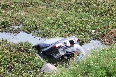 Xế hộp vượt đường sắt, cắm đầu xuống sông