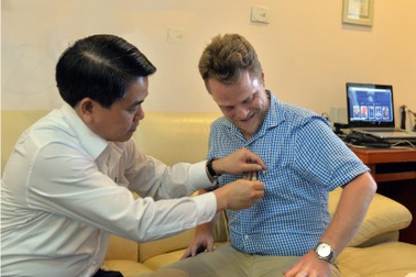 Chủ tịch Hà Nội biểu dương chàng Tây dọn rác dưới mương