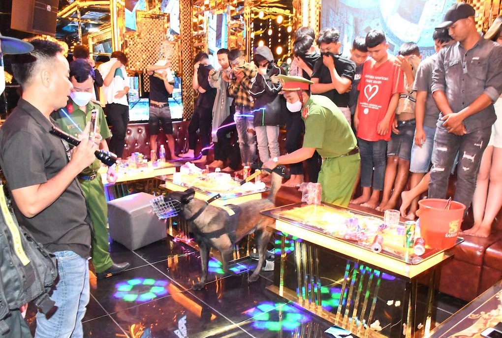 58 khách dương tính với ma túy tại một quán karaoke - 1 58 khách dương tính với ma túy tại một quán karaoke - 1