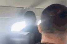 Cửa thoát hiểm máy bay mở tung ở độ cao hàng trăm mét, khách hoảng loạn