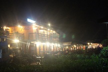 Lật nhà hàng nổi 2 tầng, hàng chục người mất tích