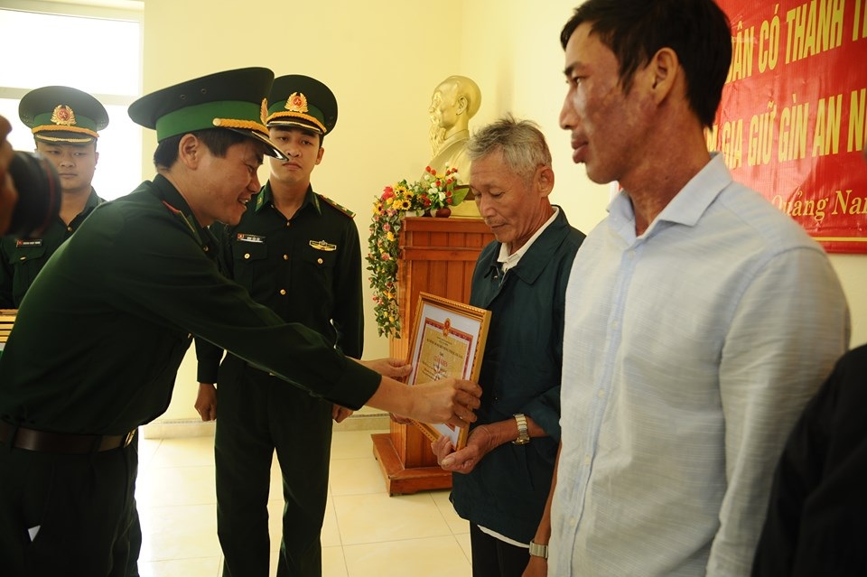 Khen thưởng các tập thể, cá nhân vụ nhiều bánh heroin dạt vào bãi biển - 1 Khen thưởng các tập thể, cá nhân vụ nhiều bánh heroin dạt vào bãi biển - 1