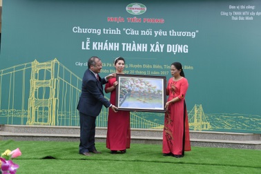 Thầy trò Pá Khoang hân hoan đón cây cầu mới trong ngày 20/11