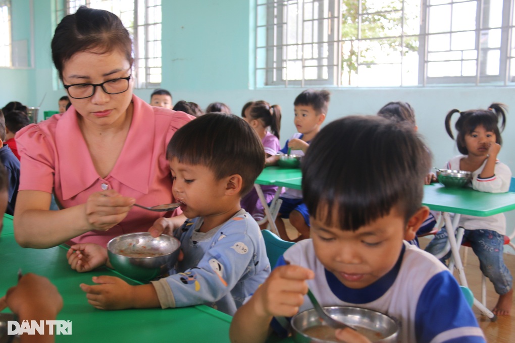Bố mẹ bỏ đi, 3 đứa trẻ lay lắt sống cùng ông bà ngoại - 5 Bố mẹ bỏ đi, 3 đứa trẻ lay lắt sống cùng ông bà ngoại - 5