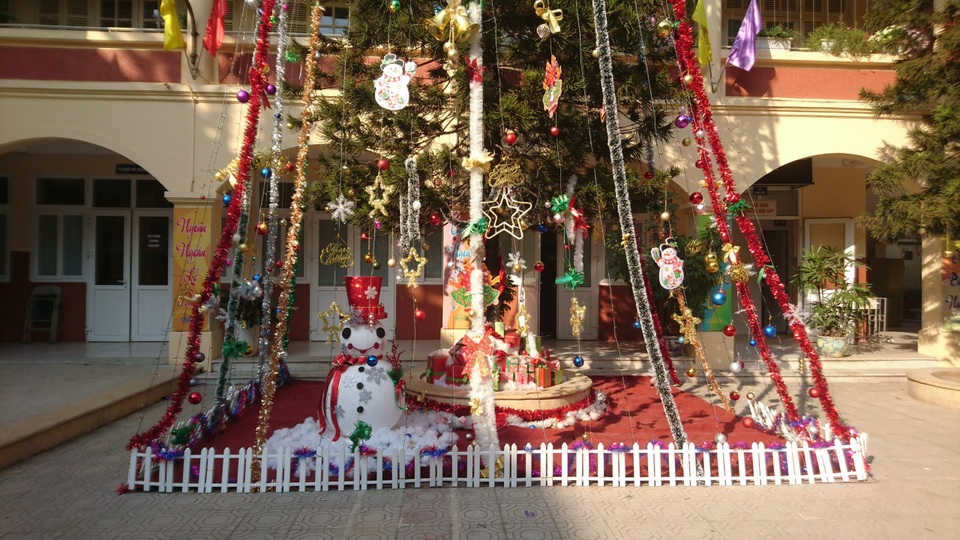 Học sinh trường cấp 2 tại Hà Nội trang trí cây thông Noel “siêu to khổng lồ” - 4 Học sinh trường cấp 2 tại Hà Nội trang trí cây thông Noel “siêu to khổng lồ” - 4