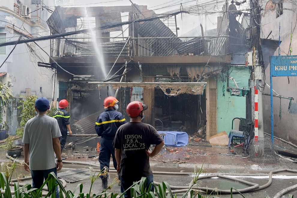 Khói lửa bao trùm căn nhà ở Sài Gòn - 4 Khói lửa bao trùm căn nhà ở Sài Gòn - 4