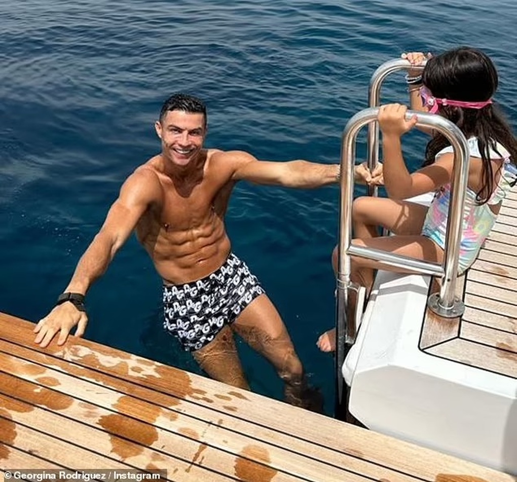 Ronaldo and his girlfriend show off their fiery bodies during summer vacation on a yacht - 6