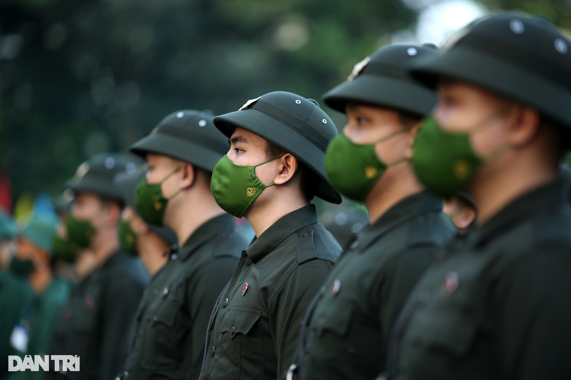 Người thân cầm bảng tìm con giữa hàng nghìn tân binh nhập ngũ ở TPHCM - 7 Người thân cầm bảng tìm con giữa hàng nghìn tân binh nhập ngũ ở TPHCM - 7
