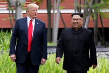“Món quà” đặc biệt Tổng thống Trump tặng ông Kim Jong-un trong lần đầu gặp mặt