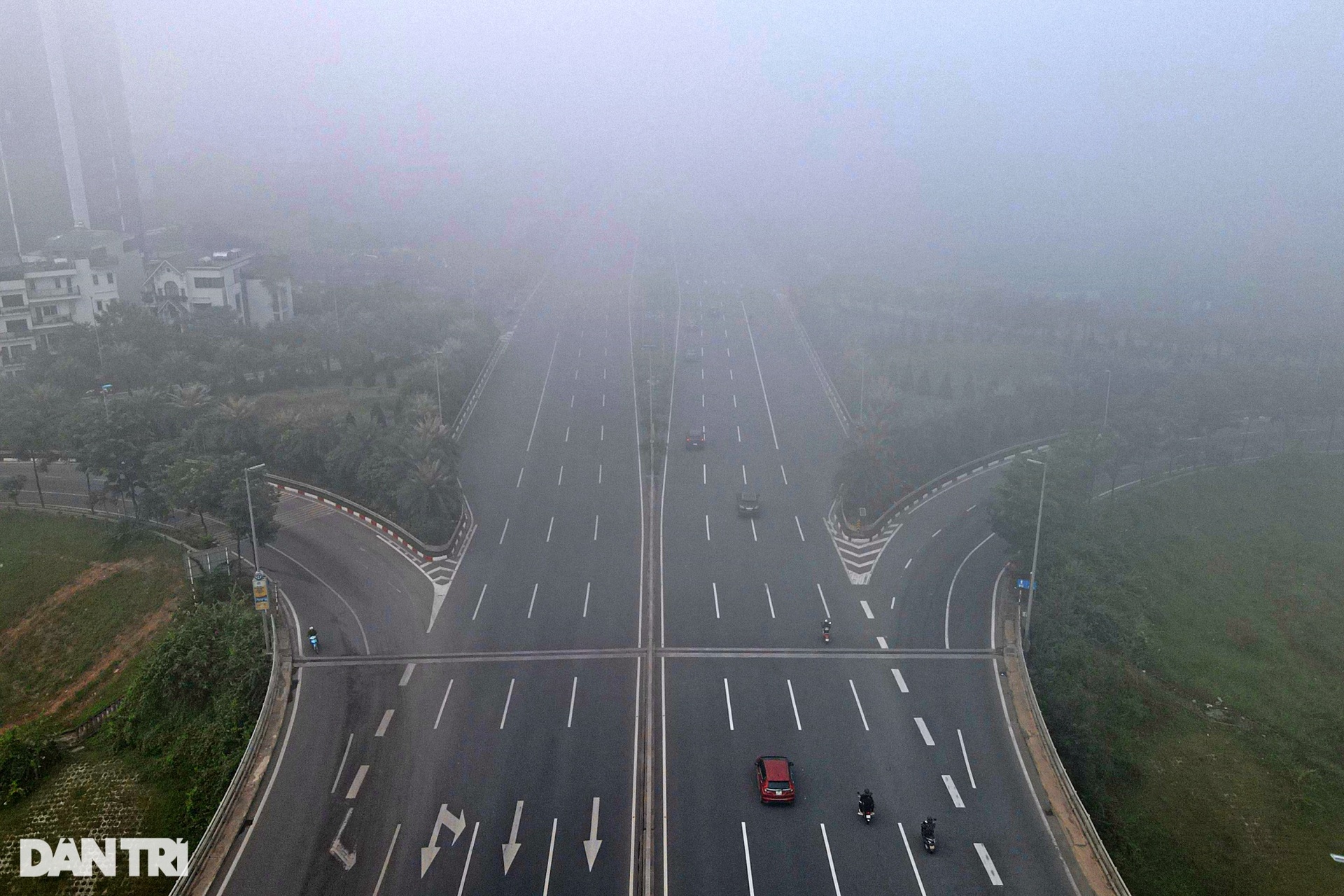 Cảnh báo Hà Nội ô nhiễm không khí, nhiều tòa nhà biến mất trong sương mù - 9 Cảnh báo Hà Nội ô nhiễm không khí, nhiều tòa nhà biến mất trong sương mù - 9